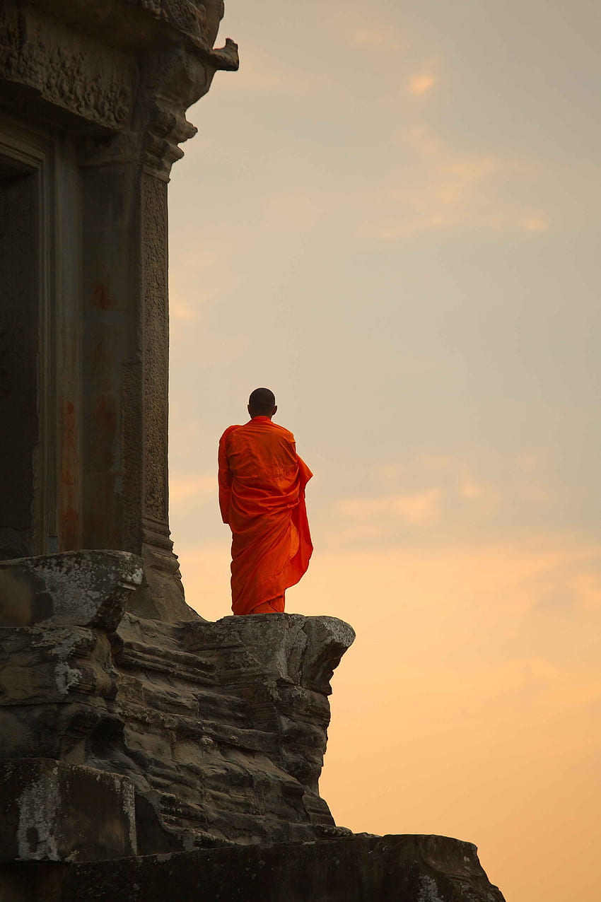 Kambodschanischer Mönch in Angkor Watt von Roland Novitsky. Mönch, Buddha-Kunst, buddhistischer Mönch, chinesischer Mönch HD-Handy-Hintergrundbild