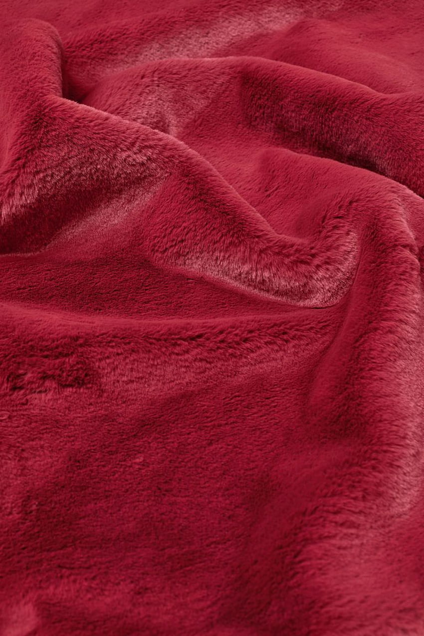 Faux Fur Throw - Vermelho escuro - Home All. H&M EUA. Cobertor de pele sintética, Vermelho escuro, Decoração de parede vermelha Papel de parede de celular HD
