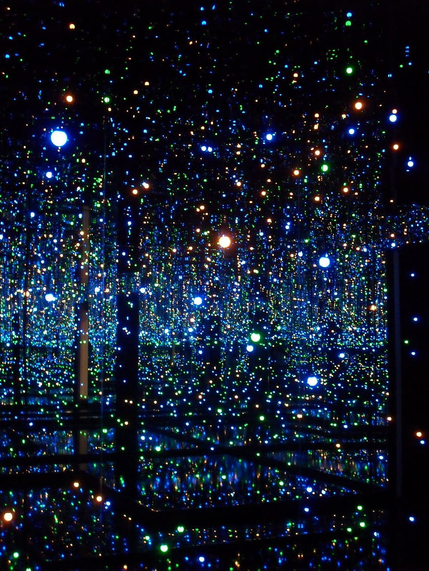 Yayoi Kusama „Infinity Mirror Room“ in der Tate Modern. Die Installation bestand aus Hunderten von Niedrigenergie-LED-Leuchten. Infinity Mirror Room, Lichtkunst, Kunst HD-Handy-Hintergrundbild