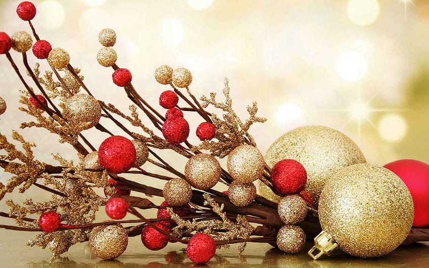 Magníficos adornos navideños: dorado y rojo. fondo de pantalla