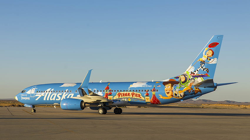 Nuevo avión temático de Pixar Pier 'Amistad y más allá en Disneyland Resort' presentado por Alaska Airlines. Blog de parques de Disney fondo de pantalla
