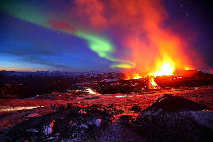 northern lights over an erupting volcano, volcano, cool, nature, northern lights HD wallpaper