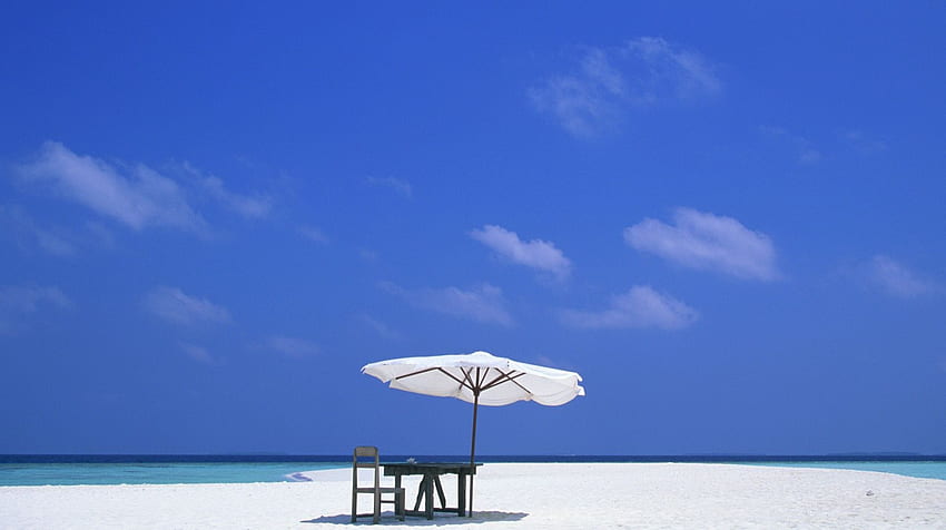 paesaggio - Ombrello bianco che vola con vento marino, cielo blu e mare limpido, scena piacevole. Mondo Sfondo HD