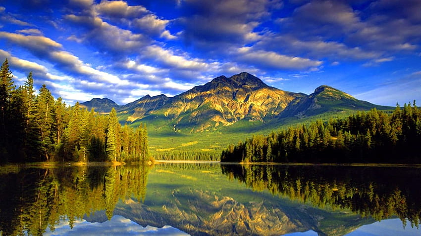 Dağ gölü, tepeler, yansıma, güzel, kıyı, ağaçlar, yeşillik, harika, Kanada, güzel, kayalar, göl, park, dağ, yaz, uçurumlar, güzel, bulutlar, doğa, gökyüzü, güzel HD duvar kağıdı