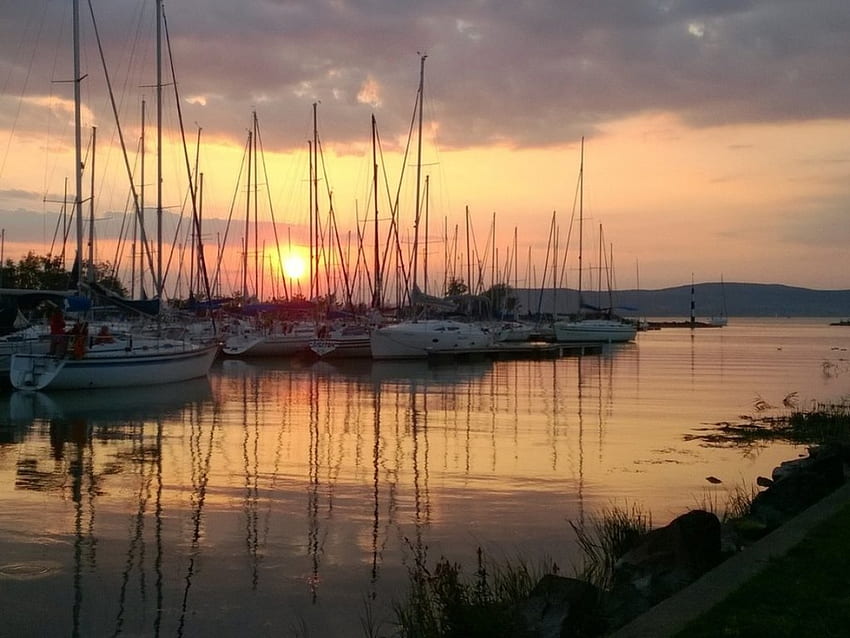 Hafen Sonnenuntergang, Segelboote, Sonnenuntergang, Reflexion, Hafen, See HD-Hintergrundbild