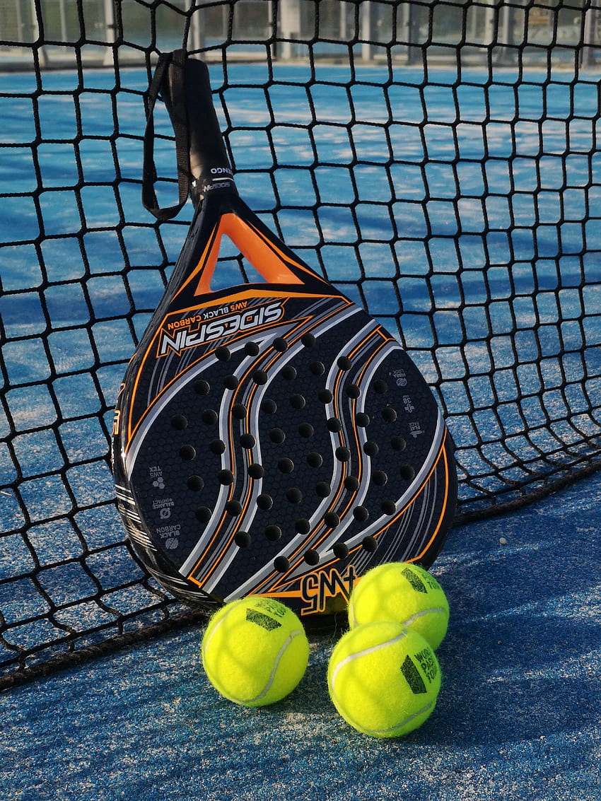 테니스 코트의 패들 라켓과 밝은 공 · 주식 HD 전화 배경 화면