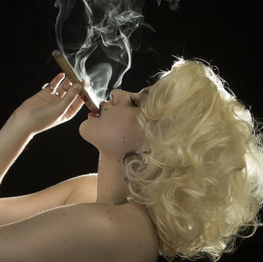 Smokin', frêne, cigare, boucles, modèle, blonde, soufflant, fumeur, fille, bouffées, femme, fumée, séduisant, bouffées, plaisir, bouche, femme Fond d'écran HD