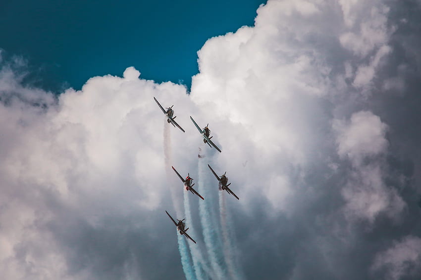 Airshow, chmury, biel, niebo, samolot Tapeta HD