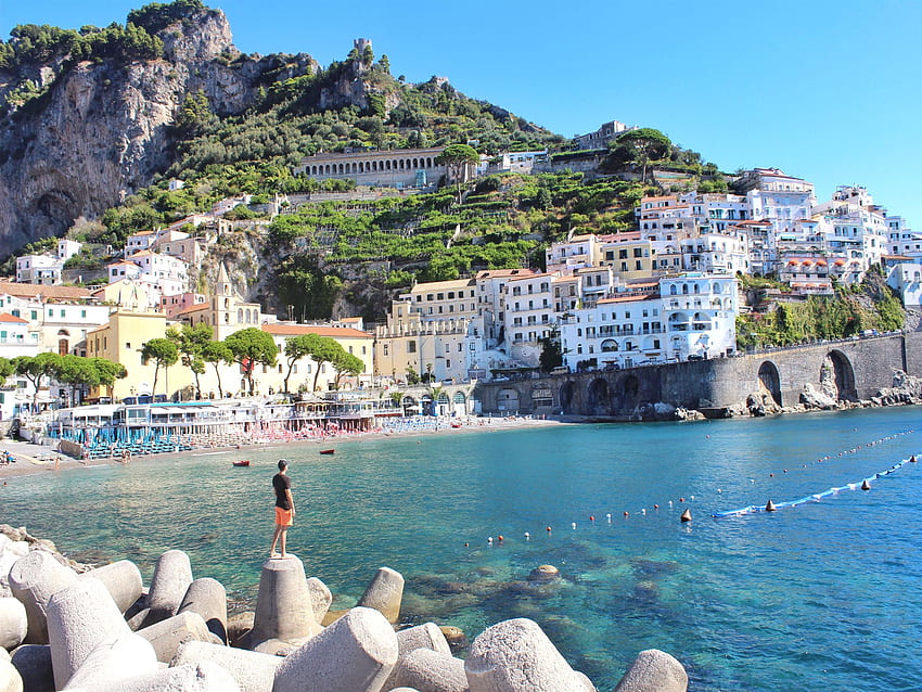 Piękna atrakcja turystyczna wybrzeża Amalfi we Włoszech, włoskie wybrzeże Tapeta HD
