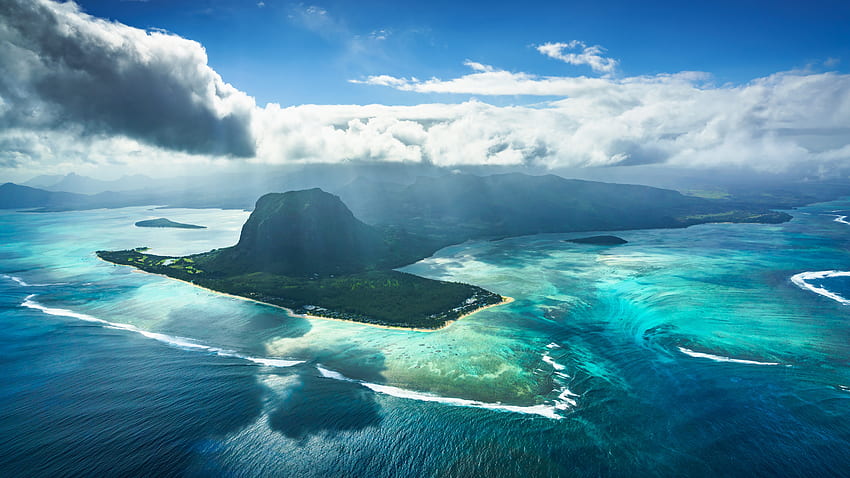 Pemandangan Udara Pulau Laut Ombak Gunung Di Bawah Awan Putih Alam Langit Biru Wallpaper HD