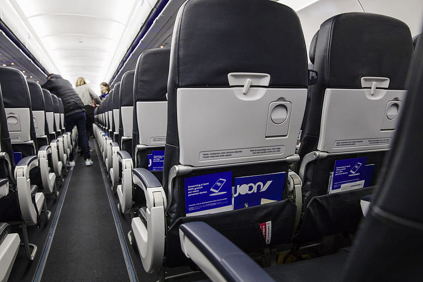 Pasażerowie linii lotniczych i siedzenia są ściśnięte, siedzenia w samolocie Tapeta HD