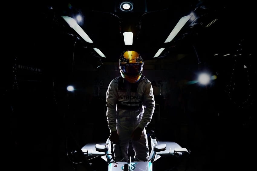 Lewis Hamilton (F1 - Mercedes AMG Petronas) in der Garage HD-Hintergrundbild