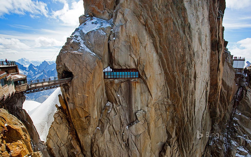 Una pasarela a través de un pico de montaña en Chamonix, Francia - Bing fondo de pantalla