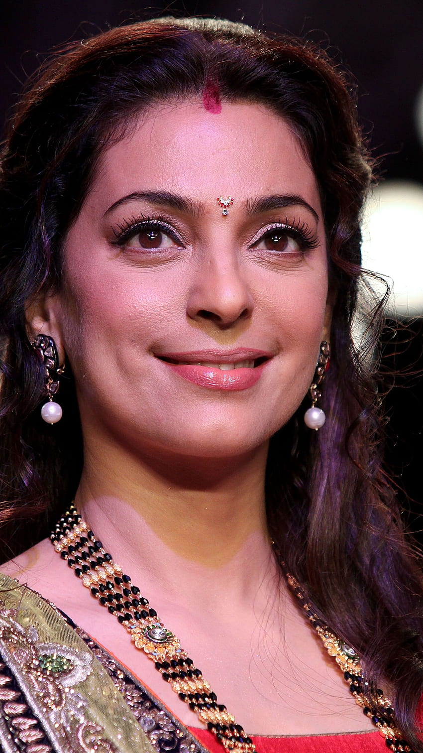 Juhi Chawla, attrice di Bollywood, amante dei sari Sfondo del telefono HD