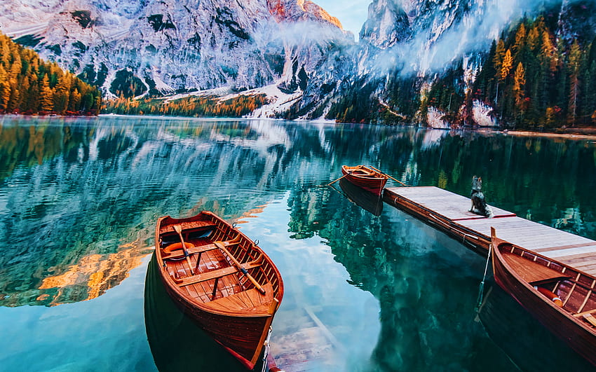 Braies 湖、桟橋、イタリアのランドマーク、ドロミテ、ハスキー、山の湖、Lago Di Braies、夏、美しい自然、山、南チロル、イタリア、ヨーロッパ 高画質の壁紙