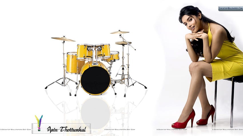 Lindo Asin Thottumkal sentado en una silla con tambores fondo de pantalla