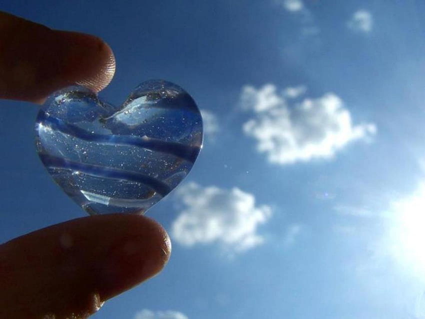 Błękitne niebo przez kryształowe serce!, niebieski, optymizm, kryształ, ręka, palce, fotka, odbicie, chmury, ściana, niebo, serce Tapeta HD