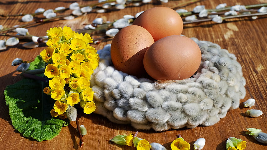Кафяви великденски яйца Жълти цветя Черупки върху дървена маса Честит Великден HD тапет