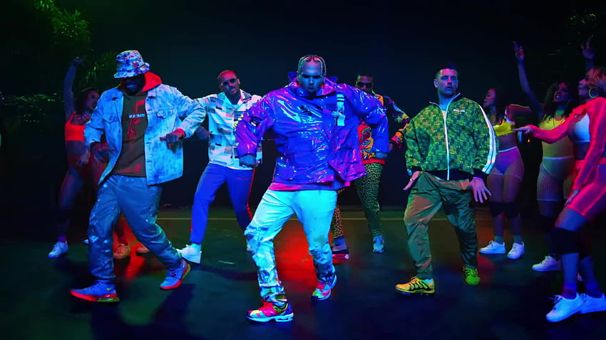 Kolorowe tenisówki Nike noszone przez Chrisa Browna w „Wobble Up” Ft. Nicki Minaj, G Eazy (2019), taniec Chrisa Browna Tapeta HD