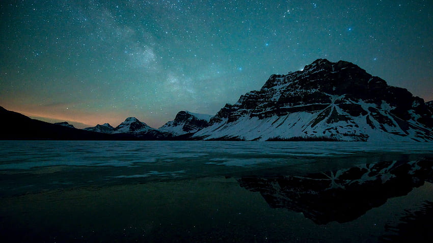 Vía Láctea sobre Bow Lake en Canadá. : fondo de pantalla