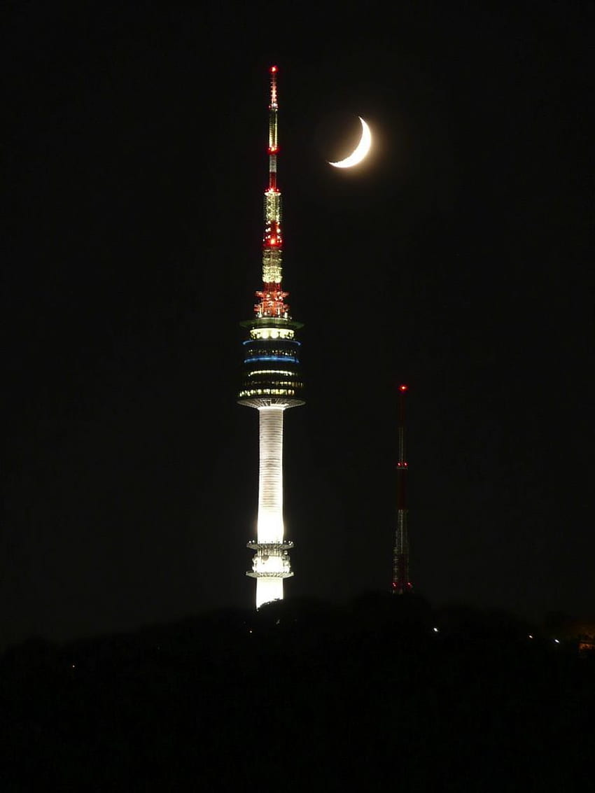 Сеулската кула с луната - Сеул, Корея. Южна Корея Сеул, Намсан кула, Южна Корея графика HD тапет за телефон