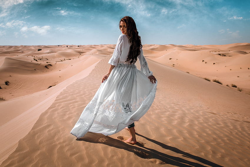 Modelo Walking in the Desert, deserto, modelo, vestido, morena papel de parede HD