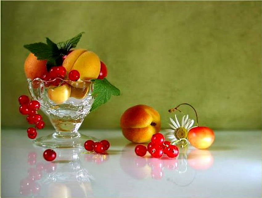 Freshness, table, peach, daisy, servings, berries, glass, fruit HD wallpaper