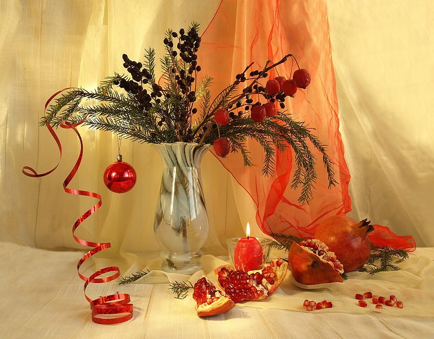 Weihnachtsstillleben, trockene Blumen, Kunst, Kiefer, Vase, rote Weihnachtsdekoration, schöne, rote Früchte HD-Hintergrundbild