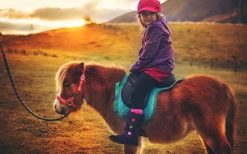 小さな馬に乗ってゴージャスな女の赤ちゃん - かわいい赤ちゃん馬 高画質の壁紙