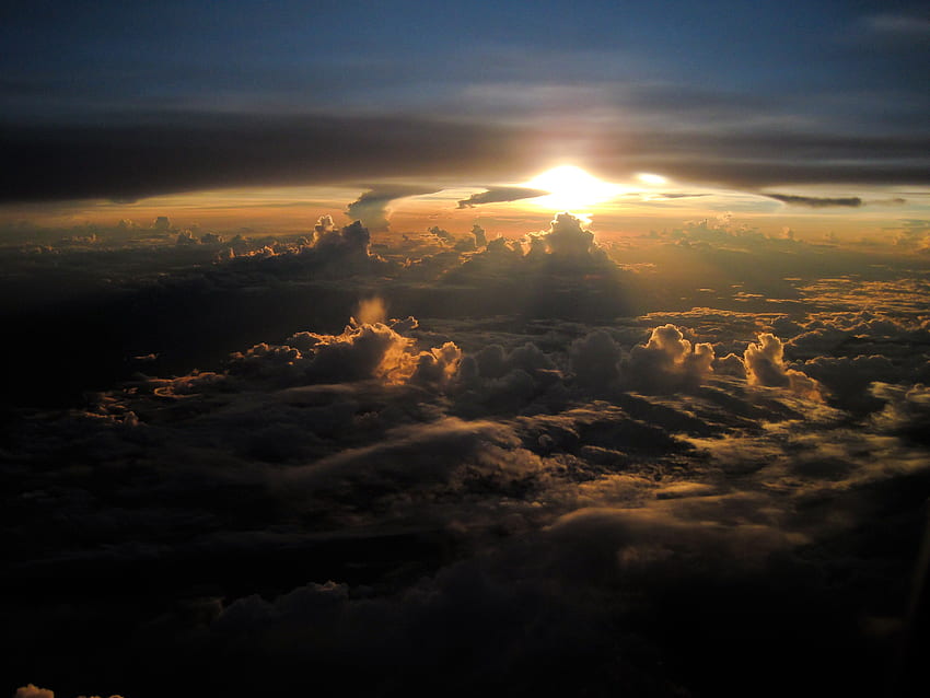Uçaktan Bulutların Üzerinden Gün Batımı Görünümü HD duvar kağıdı