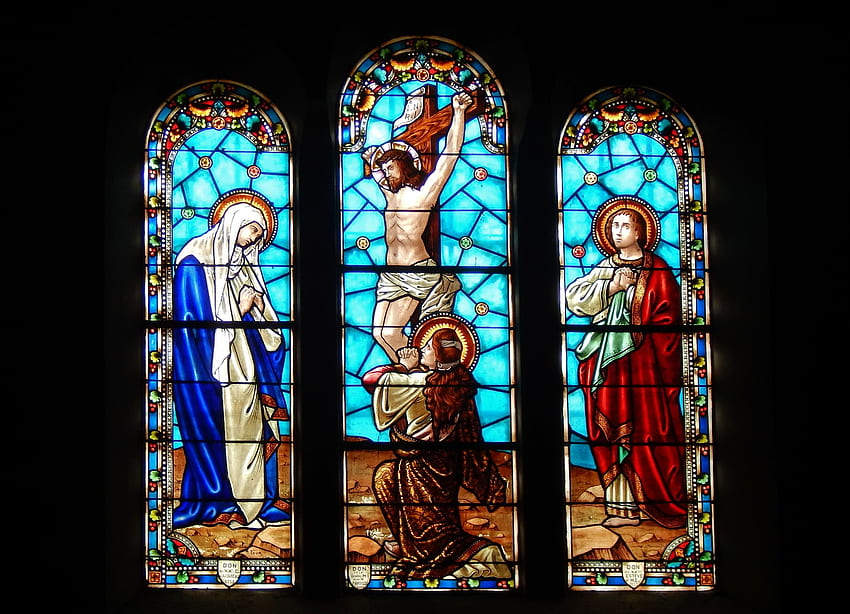 Finestra di vetro macchiata in una chiesa. ., Vetrate Cattoliche Sfondo HD