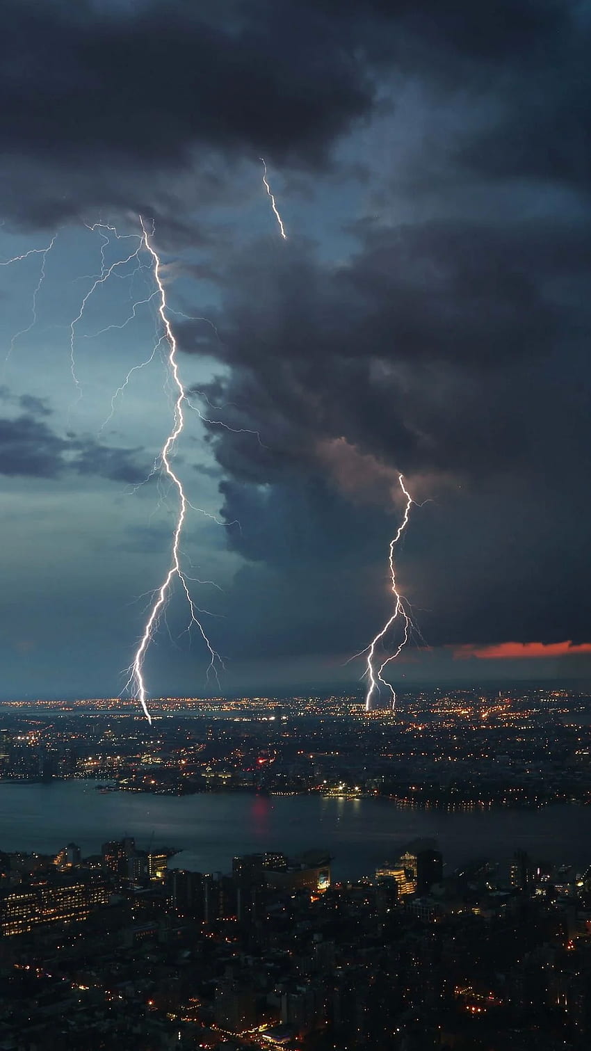 Gewitter, Stadt, Himmel, bewölkt. Sturm, Hintergrund, Regen, ästhetischer Donner HD-Handy-Hintergrundbild