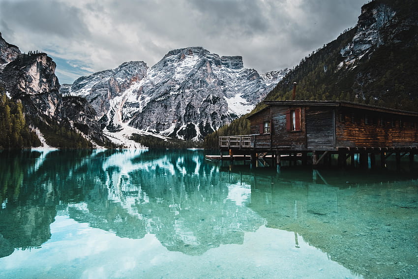 Lago, casa de madera, reflejos, montaña, naturaleza. fondo de pantalla