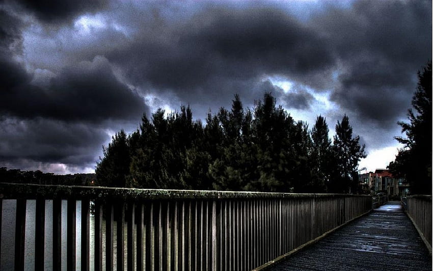 puente peatonal bajo un cielo tormentoso r, río, nubes, árboles, puente, r, pueblo fondo de pantalla