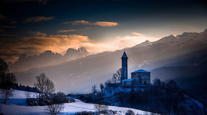 chiesa sopra un villaggio in montagna, inverno, nebbia, nuvole, chiesa, montagne, collina, villaggio Sfondo HD