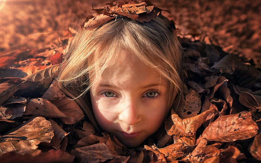 秋のとても明るい日、金髪、かわいい、ジョン・ウィルヘルム、女の子、シオピル、オレンジ、赤、秋、面白い、葉、子供 高画質の壁紙