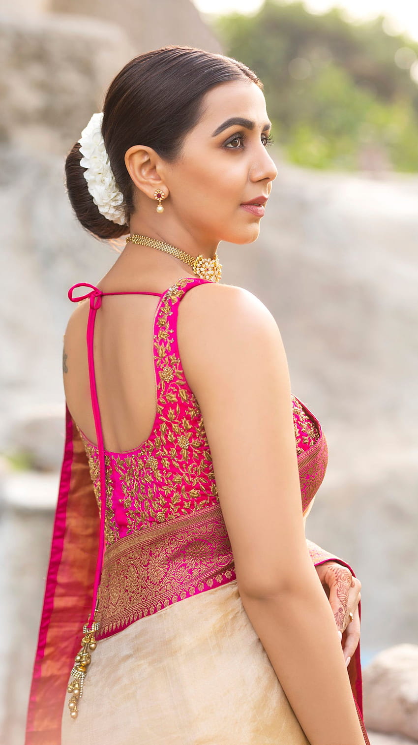 Nikki Galrani, attrice telugu, bellezza saree Sfondo del telefono HD