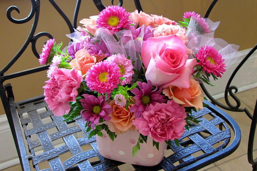 Buquê de flores frescas, cadeira, lindo, buquê, presente, margaridas, bom, delicado, rosas, vaso, fresco, verão, gérberas, tenro, natureza morta, rosa, bonito, frescor, flores, adorável papel de parede HD