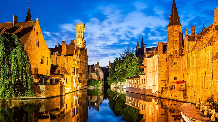 Rozenhoedkaai, crepúsculo do canal do rio Dijver e torre Belfort (campanário), Bruges, Bélgica. Destaque do Windows 10, Bruges, Bélgica papel de parede HD