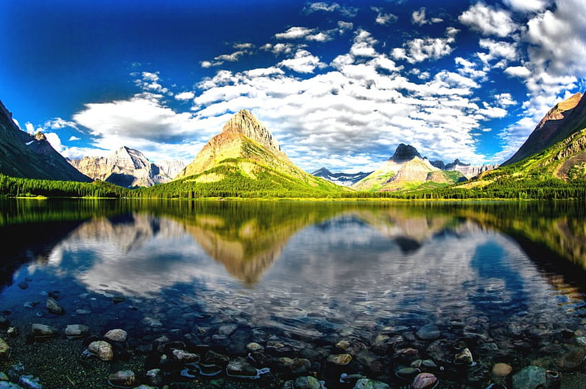 Swiftcurrent Gölü'nün Gökyüzü, Montana, yansıma, kristal sular, Glacier Ulusal Parkı, bulutlar, güzel, dağlar, orman HD duvar kağıdı