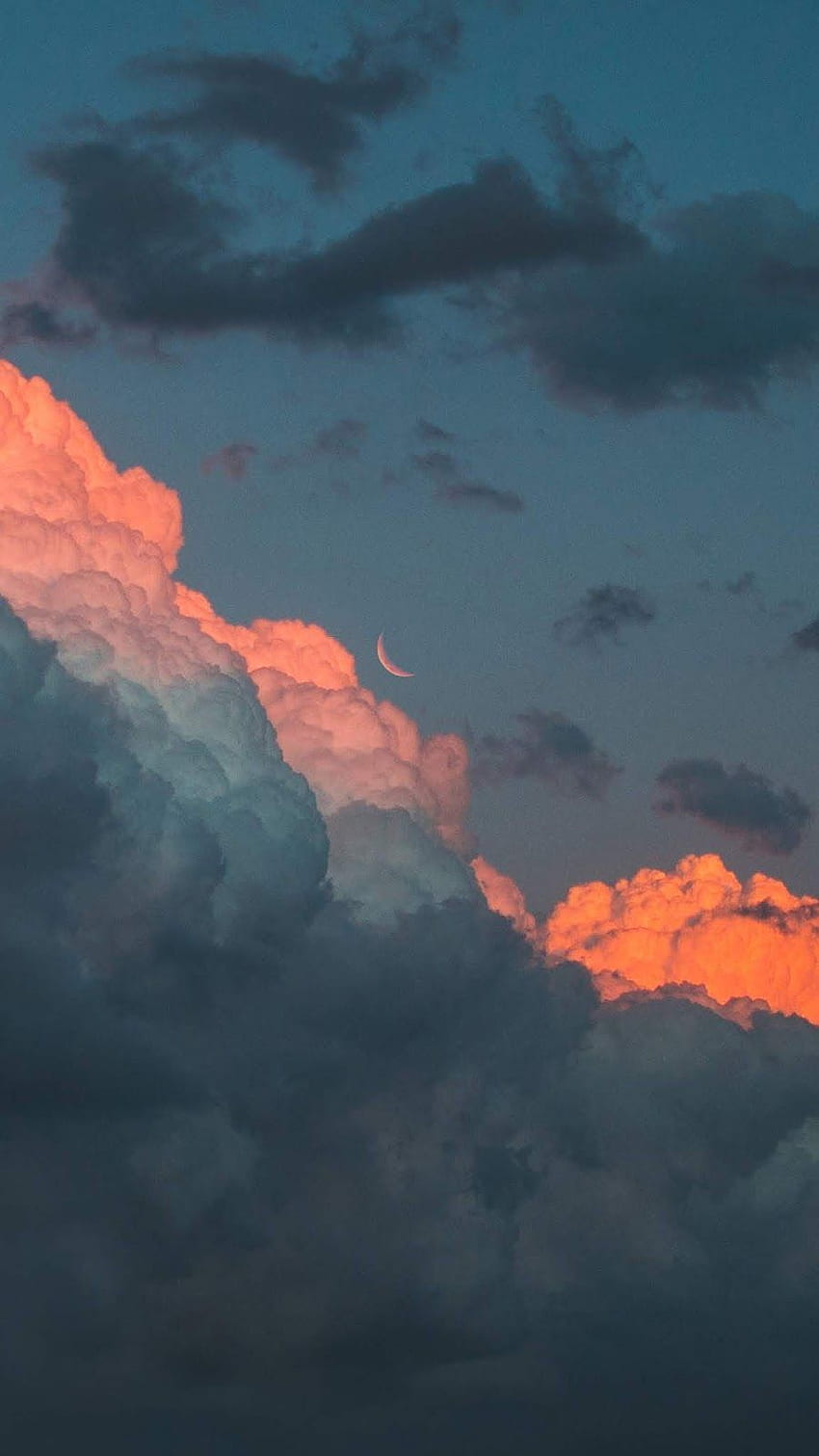 Nhìn lên bầu trời, ta sẽ thấy những đám mây hình thành từ các hạt nước, tạo nên những hình dáng độc đáo và đẹp mắt. Hãy cùng chiêm ngưỡng bức ảnh về mây để đắm chìm trong không gian thơ mộng của thiên nhiên.