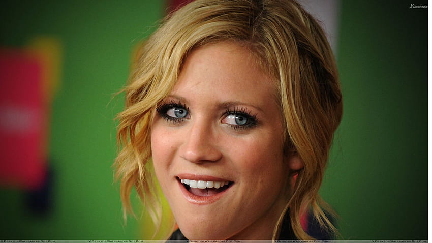 Brittany Snow Smiling Cute Eyes Face Closeup HD wallpaper