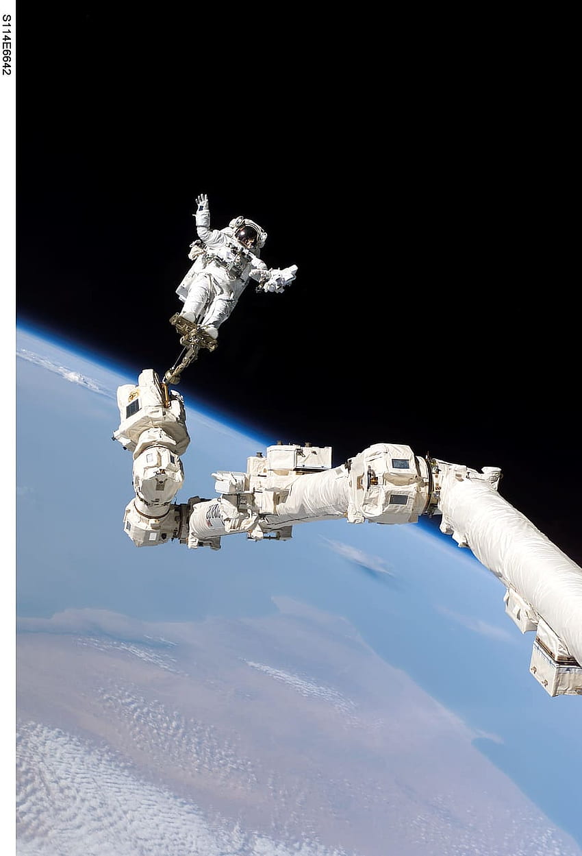 : Astronaut, der im Weltraum schwebt, Weltraumspaziergang, Space Shuttle, Entdeckung, Astronaut Floating Cartoon HD-Handy-Hintergrundbild