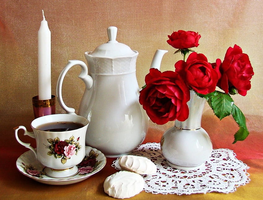 Hora del té, naturaleza muerta, rosas, vela, jarrón, lata, taza, porcelana fondo de pantalla