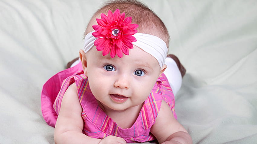 귀여운 소녀 아기 귀여운 핑크 컬러 드레스를 입고 침대에 누워있다 HD 월페이퍼