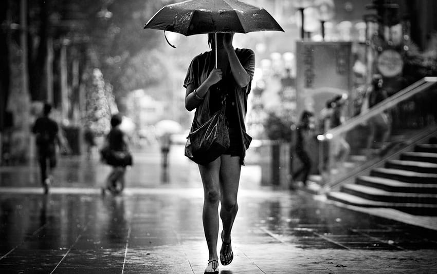 mujer bajo la lluvia