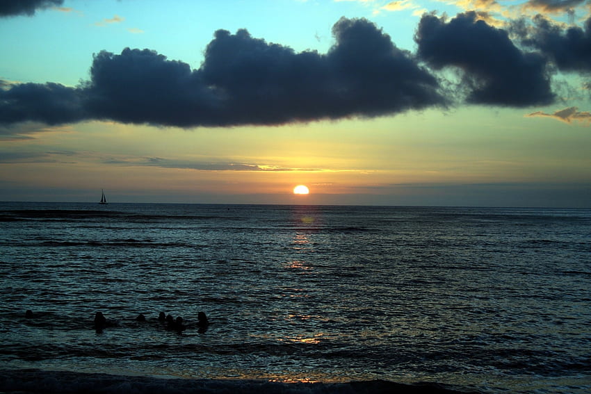 ผู้คน ธรรมชาติ น้ำ พระอาทิตย์ตก ท้องฟ้า ทะเล เมฆ ระลอก ระลอก ยามเย็น วอลล์เปเปอร์ HD