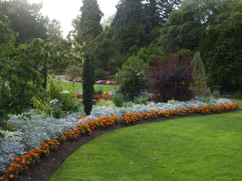 Jardin panoramique et serein, fleurs, plantes, herbe manucurée Fond d'écran HD