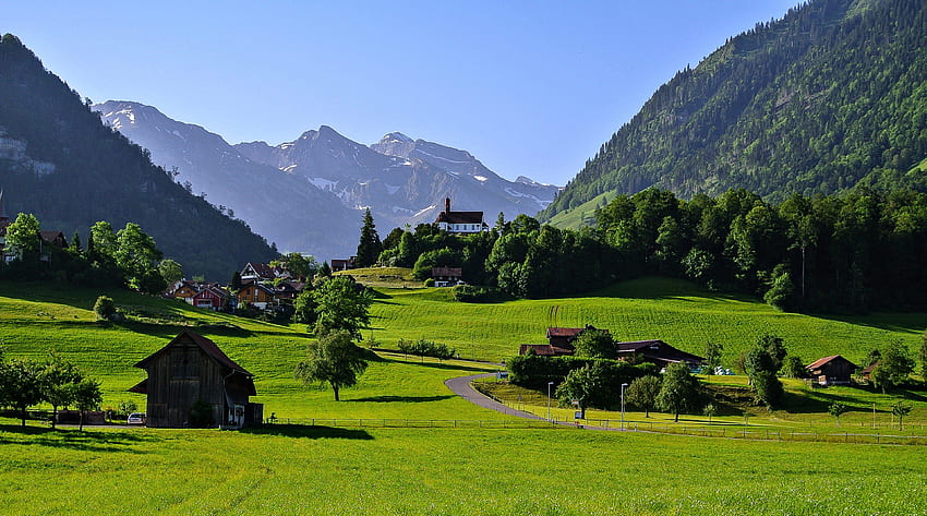 スイスの町の田園地帯の風景、家、木、草、緑、春、自然、森、美しさ、生活、山、農場。 . 628484.UP 高画質の壁紙