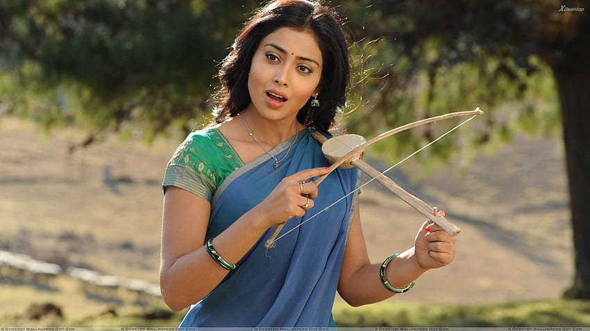 Shriya Saran Open Mouth N Instrument à la main dans le film Kutty, Shreya Fond d'écran HD